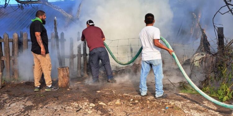 Se incendia vulcanizadora, elementos de Protección Civil arriesgan su  vida y logran a pagarlo, gracias al apoyo de una pipa