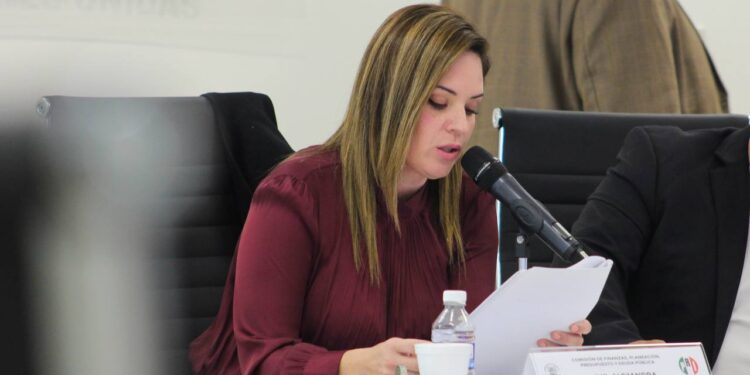 Renuncia Alejandra Cárdenas a militancia del PRI