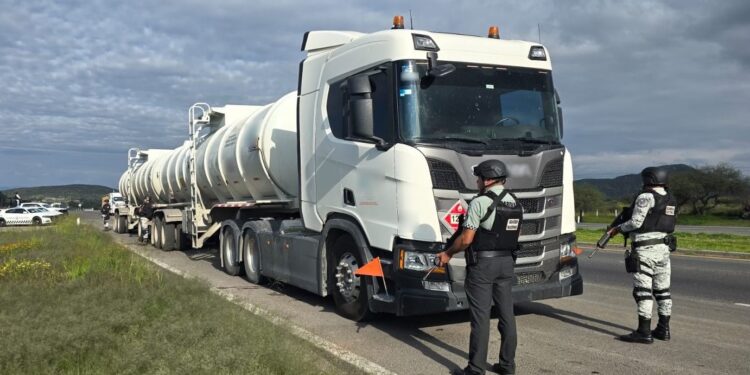 Aseguran 126 mil litros de gasolina