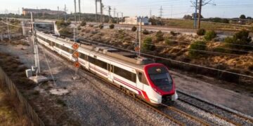 Sheinbaum promete 3 mil kilómetros de trenes de pasajeros tras aprobación de reforma
